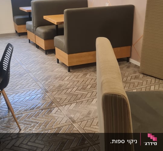 פינת ישיבה עם ספות ושולחנות